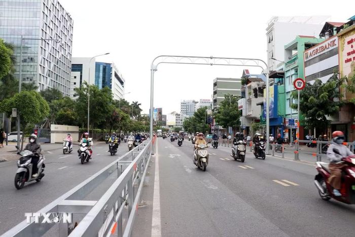 Trên đường Cộng Hòa, hai làn giữa được tổ chức lưu thông linh hoạt, phục vụ kết nối cửa ngõ Tây Bắc với trung tâm thành phố và sân bay Tân Sơn Nhất. (Ảnh: Tiến Lực/TTXVN)
