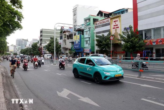 Phương tiện lưu thông trên đường Cộng Hòa thuận lợi, ít khi xuất hiện tình trạng ùn ứ, xếp hàng kéo dài như trước. (Ảnh: Tiến Lực/TTXVN)