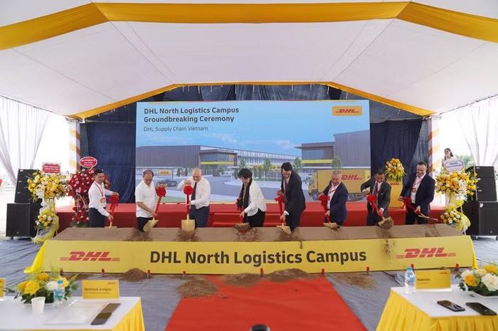 Các đại biểu thực hiện nghi thức khởi công Dự án khu phức hợp DHL North Logistics Campus. (Ảnh: PV/Vietnam+)