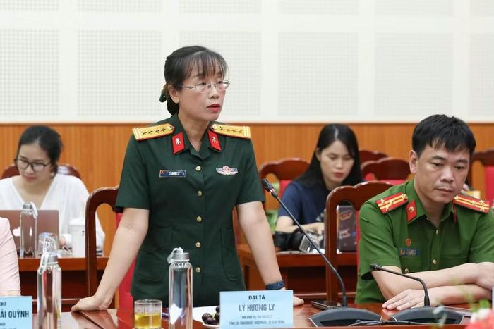 Đại tá Lý Hương Ly, đại diện Nhà máy Z111 phát biểu tại buổi họp báo. (Ảnh: PV/Vietnam+)