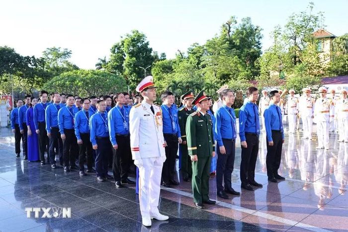 Các đại biểu dâng hương tại đài tưởng niệm anh hùng liệt sỹ Bắc Sơn. (Ảnh: Minh Đức/TTXVN)