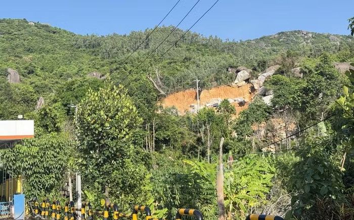 Một điểm mỏ khai thác đất tại xã Hòa Xuân (Đắk Lắk) nằm gần khu vực dân cư. (Ảnh: Tường Quân/TTXVN)