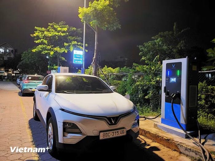 Một trụ sạc dành cho xe ôtô điện được bố trí ngay sân của tòa chung cư tại Hà Nội. (Ảnh: Việt Hùng/Vietnam+)