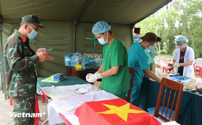 Công tác số hóa, bảo quản mẫu được thực hiện khẩn trương trước khi đưa đi giám định ADN. (Ảnh: Phạm Cường/Vietnam+)