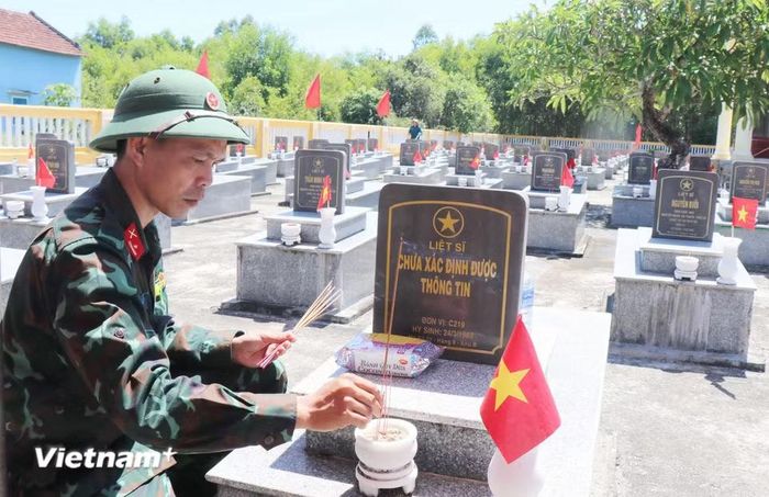 Thực hiện “Chiến dịch 500 ngày đêm” Quảng Ngãi lấy mẫu sinh phẩm tại hơn 13.000 phần mộ liệt sỹ chưa xác định được danh tính ở 113 nghĩa trang. (Ảnh: Phạm Cường/Vietnam+)