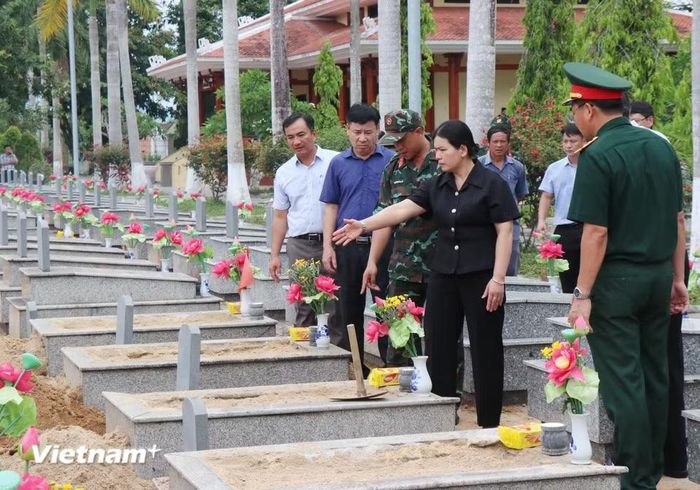 Bà Y Ngọc, Phó Chủ tịch Thường trực UBND tỉnh Quảng Ngãi, Trưởng Ban Chỉ đạo tìm kiếm, quy tập và xác định danh tính hài cốt liệt sĩ tỉnh Quảng Ngãi chỉ đạo công tác lấy mẫu tại Nghĩa trang liệt sỹ tỉnh. (Ảnh: Phạm Cường/Vietnam+)
