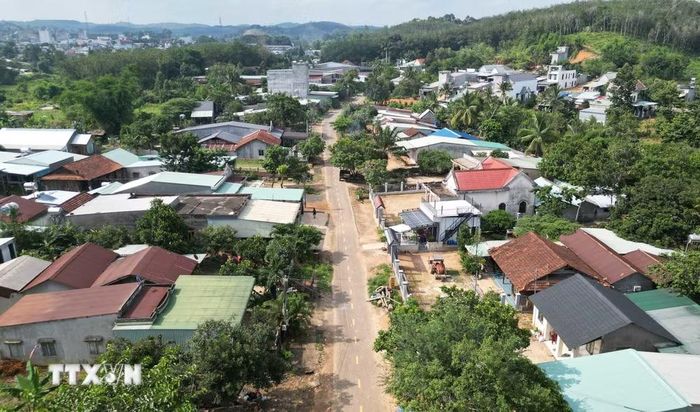 Theo thống kê, toàn xã hiện còn 2.117 thửa đất chưa được cấp Giấy chứng nhận quyền sử dụng đất lần đầu. (Ảnh: Đậu Tất Thành/TTXVN)