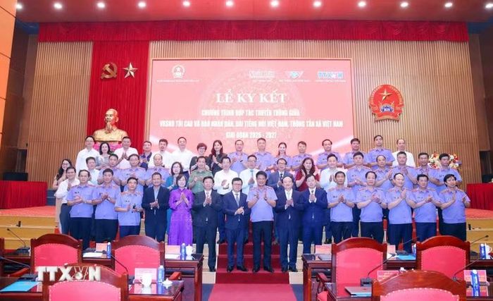 Lãnh đạo Viện Kiểm sát Nhân dân Tối cao, Thông tấn xã Việt Nam, Đài Truyền hình Việt Nam, Báo Nhân Dân, Đài Tiếng nói Việt Nam cùng các đại biểu. (Ảnh: Phạm Kiên/TTXVN)