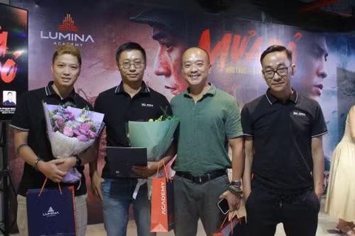 Phó đạo diễn Thanh Tùng (áo xanh) chụp cùng thành viên đội VFX phim "Mưa đỏ." (Ảnh: Minh Anh/Vietnam+)