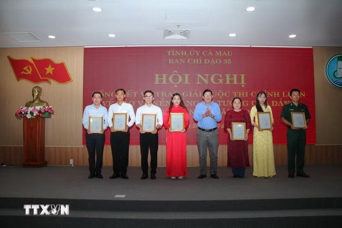 Ban Tổ chức trao giải cho các tác giả đạt giải. (Ảnh: Chanh Đa/TTXVN)