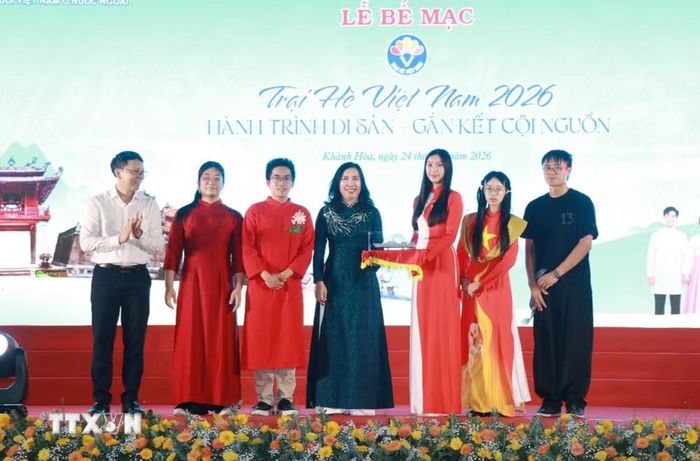 Đại diện Bộ Ngoại giao và Ủy ban Nhân dân tỉnh Khánh Hòa tặng quà cho đoàn các bạn học sinh, sinh viên ưu tú đến từ Ba Lan có thành tích nổi bật trong trại Hè. (Ảnh: Phan Sáu/TTXVN)