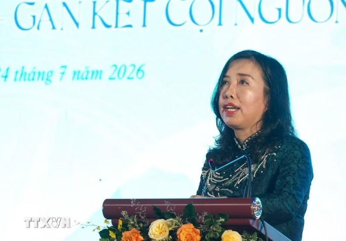 Thứ trưởng Bộ Ngoại giao Lê Thị Thu Hằng phát biểu bế mạc Trại Hè Việt Nam. (Ảnh: Phan Sáu/TTXVN)