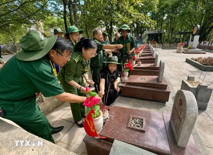 Hội cựu thanh niên xung phong tỉnh Ninh Bình thắp hương tưởng niệm các Anh hùng liệt sỹ tại Nghĩa trang Liệt sỹ quốc gia Trường Sơn. (Ảnh: Nguyên Linh/TTXVN)