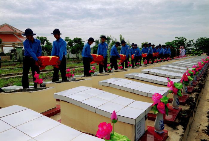 Lực lượng Đội K73 an táng hài cốt liệt sĩ hy sinh chiến trường Campuchia tại Nghĩa trang Liệt sĩ Vĩnh Hưng, tỉnh Tây Ninh.