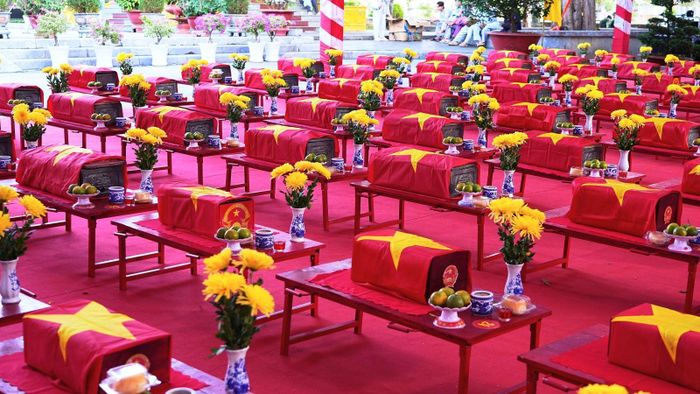 Hài cốt liệt sĩ, quân tình nguyện và chuyên gia Việt Nam hy sinh tại Campuchia tại Nghĩa trang liệt sĩ Đồi 82 - Tân Biên.