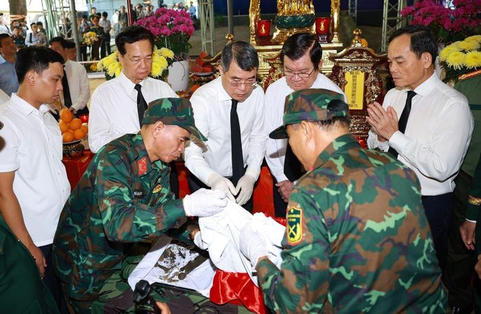 Thủ tướng Lê Minh Hưng cùng các lực lượng tham gia quy tập hài cốt liệt sĩ tại Công viên Lê Thị Riêng, phường Hòa Hưng, TP Hồ Chí Minh.