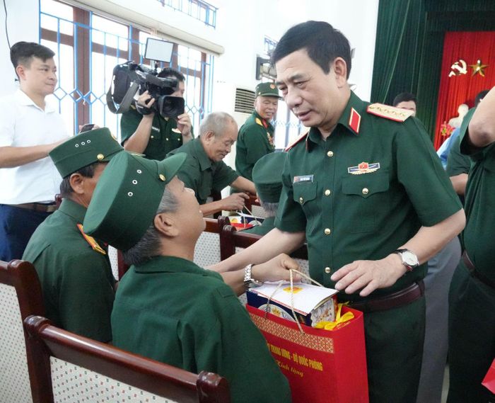 Đại tướng Phan Văn Giang thăm hỏi, tặng quà các thương binh, bệnh binh, đối tượng chính sách.