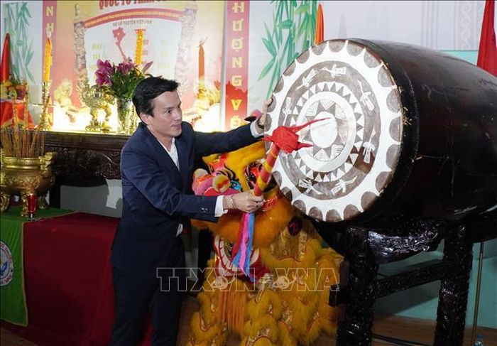Ông Nguyễn Nam Nhân, Phó Giám đốc Sở Văn hóa và Thể thao TP. Hồ Chí Minh, Trưởng Ban tổ chức thực hiện nghi thức đánh trống khai mạc.