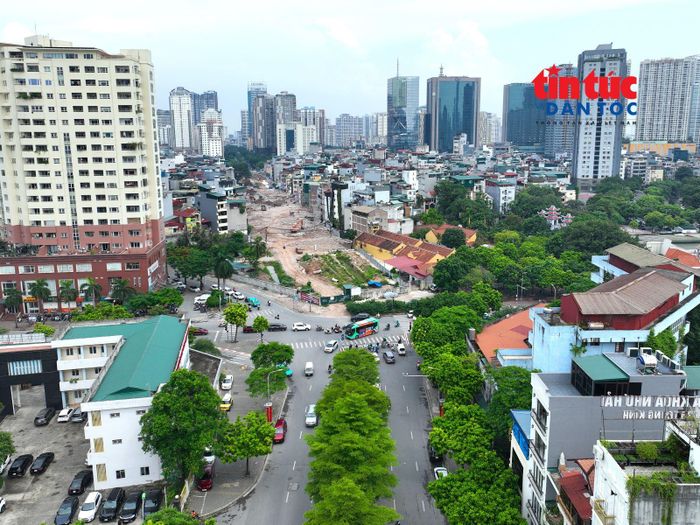 Đường Vành đai 2,5 đoạn Vũ Phạm Hàm - Trần Duy Hưng dài khoảng 600 m, rộng 40 m, được khởi công từ cuối tháng 3/2026 theo lệnh công trình khẩn cấp.