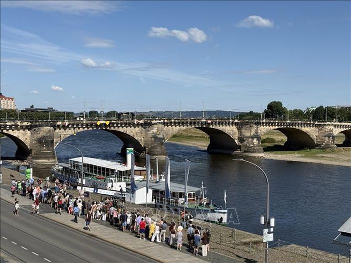 Dresden sở hữu đội tàu hơi nước chạy bằng bánh guồng cổ nhất và lớn nhất thế giới còn hoạt động, mang đến những trải nghiệm độc đáo cho du khách. Ảnh: Thùy Linh/Pv TTXVN tại Đức