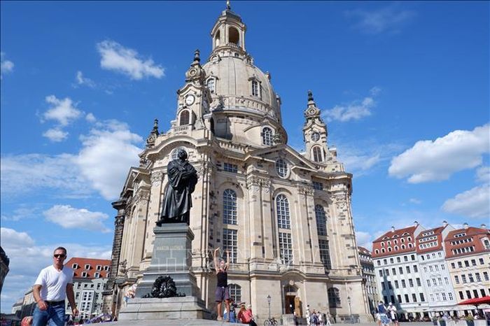 Nhà thờ Đức bà Dresden là một kiệt tác khi sở hữu một trong những mái vòm bằng đá lớn nhất lục địa. Từng là một đống đổ nát hoang tàn sau Thế chiến II, công trình được phục dựng kỳ công bằng cách ghép từng viên đá cũ còn sót lại đan xen với đá mới. Ảnh: Thùy Linh/Pv TTXVN tại Đức