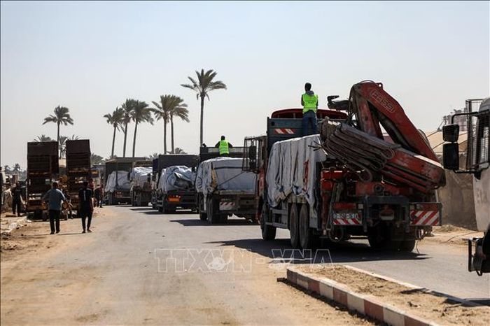 Đoàn xe chở hàng viện trợ tại Deir al-Balah, Dải Gaza. Ảnh: THX/TTXVN