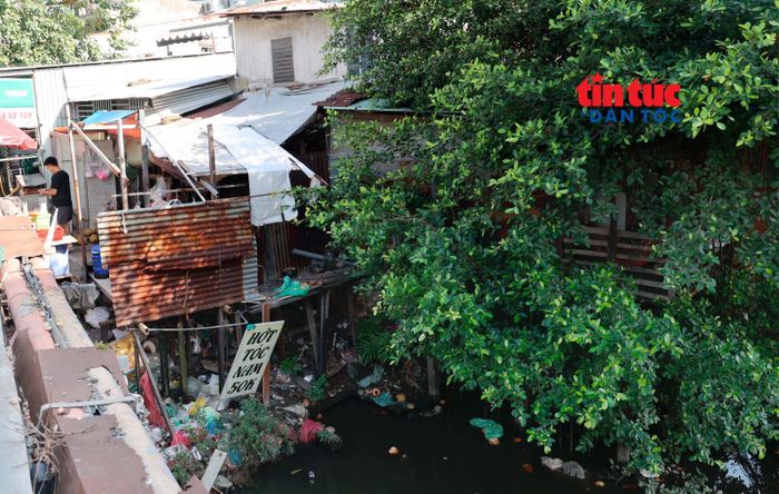Dòng nước đen đặc, rác nổi lềnh bềnh cùng mùi hôi bốc lên nồng nặc giữa trưa nắng ở rạch Văn Thánh.