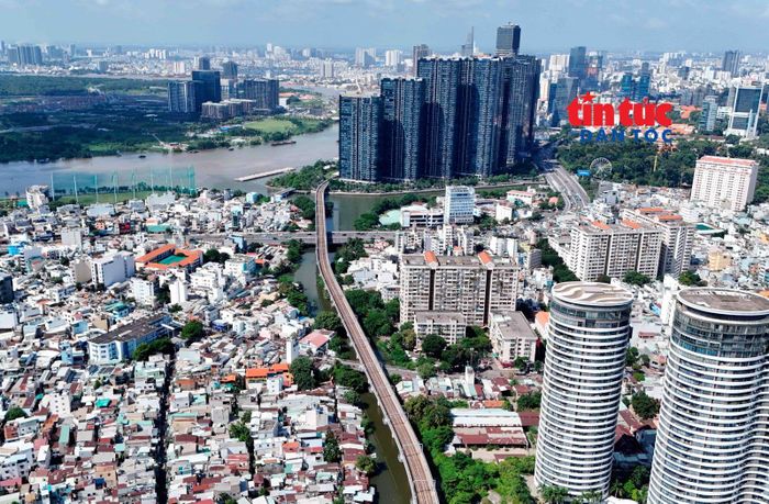 Rạch Văn Thánh dài gần 2 km, từ cầu Điện Biên Phủ đến ngã ba kênh Nhiêu Lộc - Thị Nghè, qua phường Thạnh Mỹ Tây.