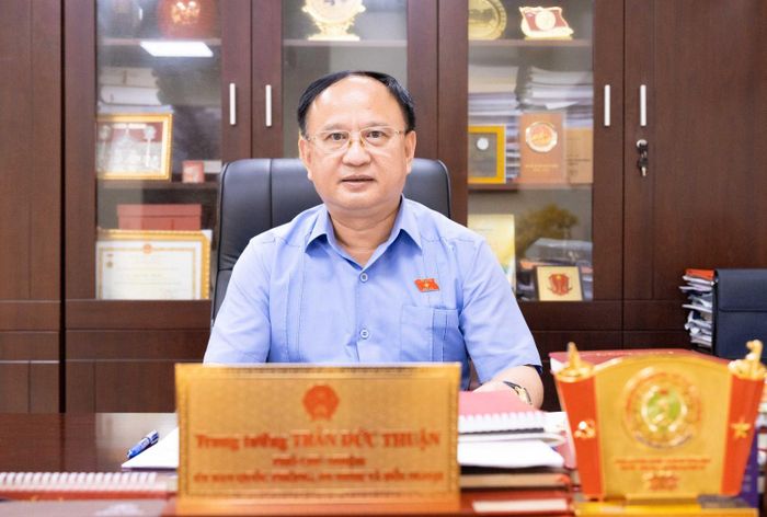 Trung tướng Trần Đức Thuận – Phó Chủ nhiệm Ủy ban Quốc phòng, An ninh và Đối ngoại của Quốc hội trả lời phỏng vấn phóng viên báo Tin tức và Dân tộc.