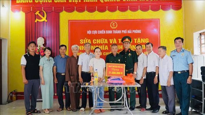 Công ty dược TSAR hỗ trợ 21 triệu đồng để sửa chữa nhà cho bệnh binh Vũ Văn Lược (xã Nam An Phụ, thành phố Hải Phòng).