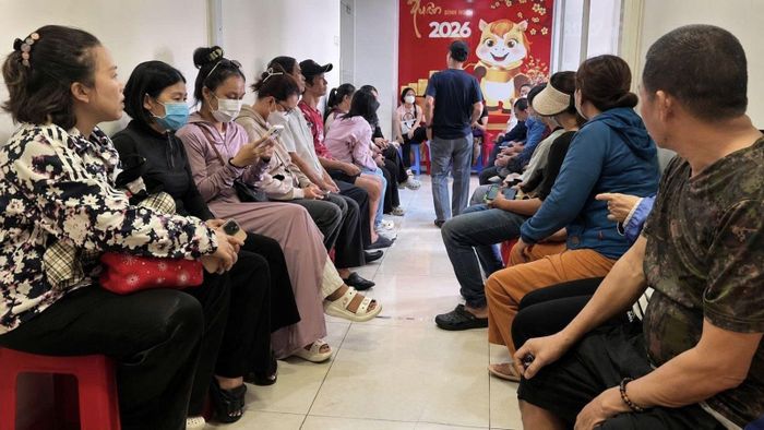 Bên trong cửa hàng vàng SJC trên đường Nguyễn Thị Minh Khai, TP Hồ Chí Minh, người dân phải ngồi chờ đến lượt bán vàng.