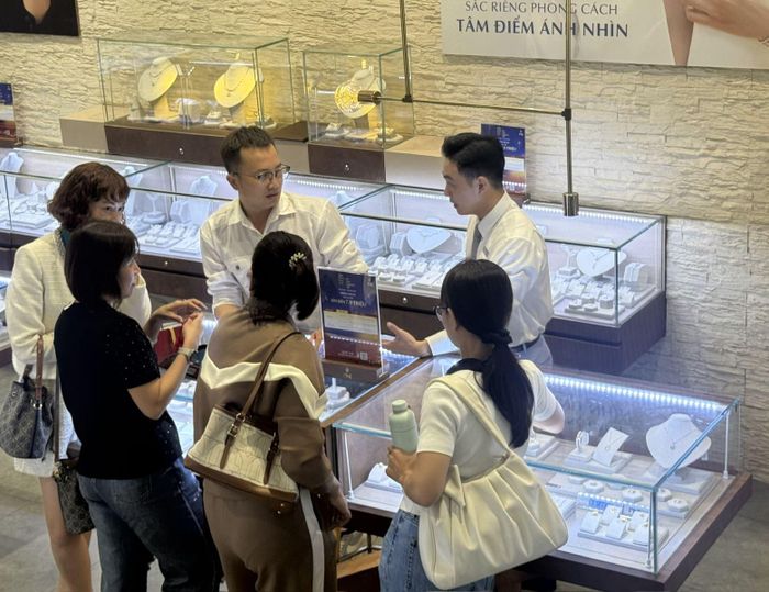 Mặt hàng kim cương cũng đang có nhiều khách hàng muốn bán sau những vụ việc lùm xùm về kim cương vừa qua.