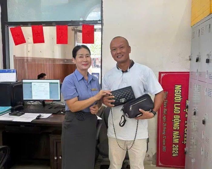Cùng trong sáng ngày 22/7, Tổ tàu SE1 đã trả lại 2 túi xách chứa 14 triệu đồng cho khách bỏ quên.