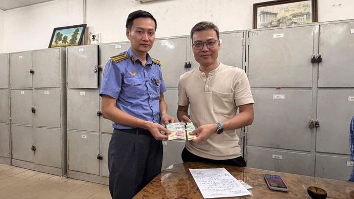 Ngày 22/7, tổ tàu SE2 đã phát hiện và hoàn trả hơn 122 triệu đồng cùng nhiều giấy tờ quan trọng cho hành khách.