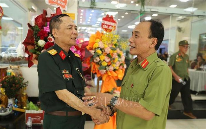 Ông Đào Quang Huynh (bên phải) gặp mặt đồng đội.