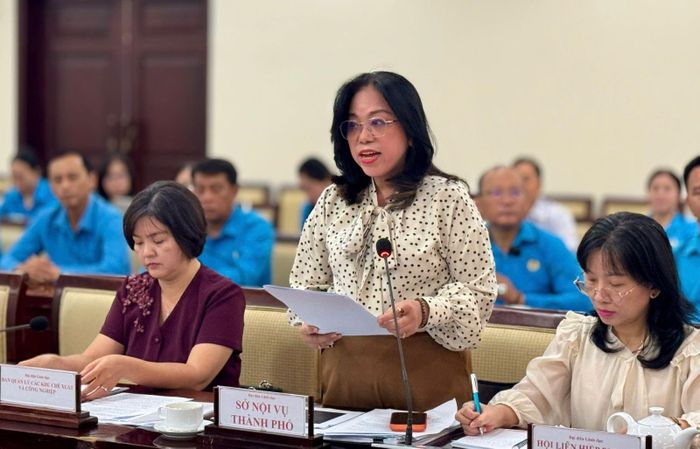 Bà Lương Thị Tới, Phó Giám đốc Sở Nội vụ TP Hồ Chí Minh chia sẻ thông tin về tình hình lao động trên địa bàn tại hội nghị.