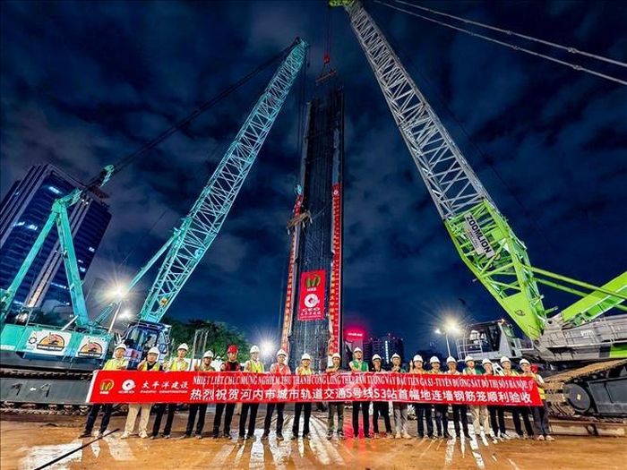 Liên danh nhà thầu EPC hạ thành công lồng thép đầu tiên của hệ thống tường vây tại ga S3, đánh dấu bước triển khai tiếp theo của phần kết cấu ngầm Dự án tuyến đường sắt đô thị số 5.