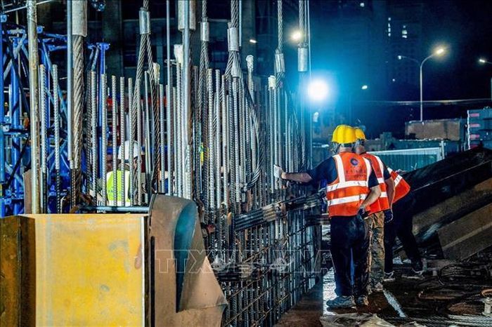 Lồng thép đầu tiên của hệ thống tường vây ga S3 được chuẩn bị trước khi cẩu hạ vào hố đào theo đúng quy trình kỹ thuật.