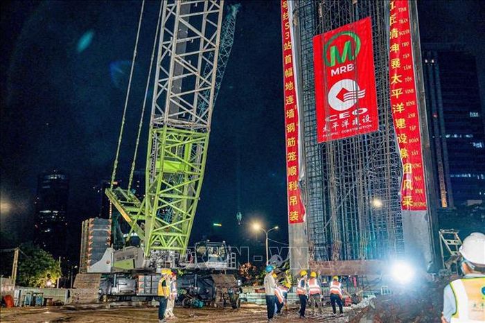 Lồng thép đầu tiên của hệ thống tường vây ga S3 (thuộc tuyến Metro số 5) được chuẩn bị trước khi cẩu hạ vào hố đào theo đúng quy trình kỹ thuật.