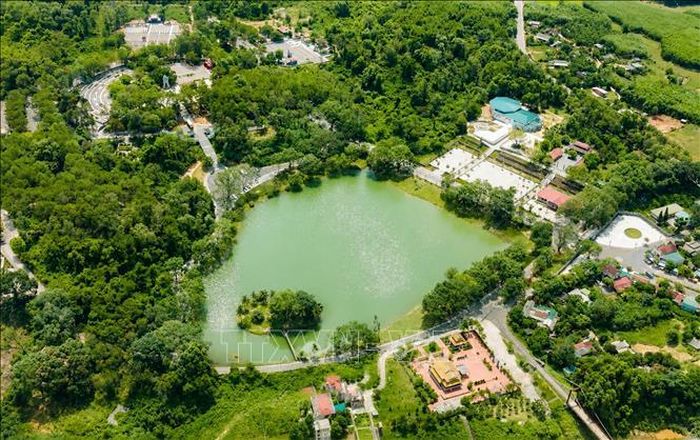 Hồ nước ở Nghĩa trang Liệt sĩ Quốc gia Trường Sơn soi bóng hàng thông và bầu trời Trường Sơn. Ảnh: TTXVN phát