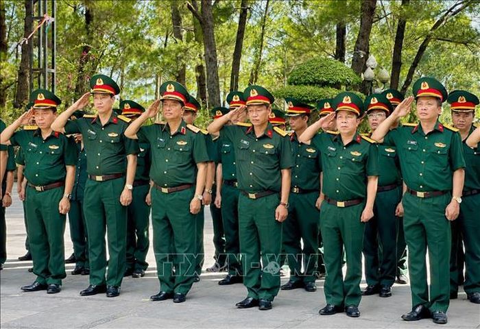 Trung tướng Hà Thọ Bình, Tư lệnh Quân khu 4 và Đoàn công tác dâng hương tưởng niệm các Anh hùng liệt sĩ tại Nghĩa trang Liệt sĩ Quốc gia Trường Sơn. Ảnh: Nguyên Linh/TTXVN