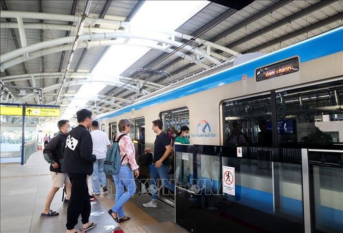 Hành khách đi Metro số 1 Bến Thành - Suối Tiên. Ảnh minh họa: Hồng Đạt/TTXVN