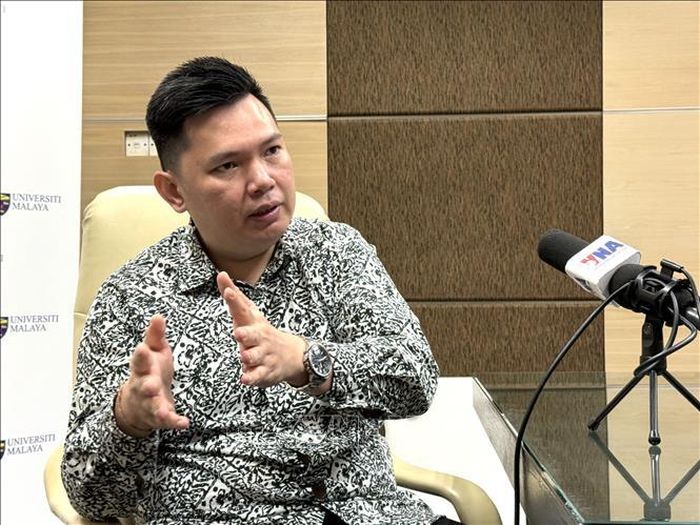 Nhà phân tích đối ngoại, an ninh và chiến lược thuộc Trường Đại học Malaya (Malaysia) Collins Chong Yew Keat trả lời phỏng vấn TTXVN tại Kuala Lumpur. Ảnh: Thanh Bình/PV TTXVN tại Malaysia