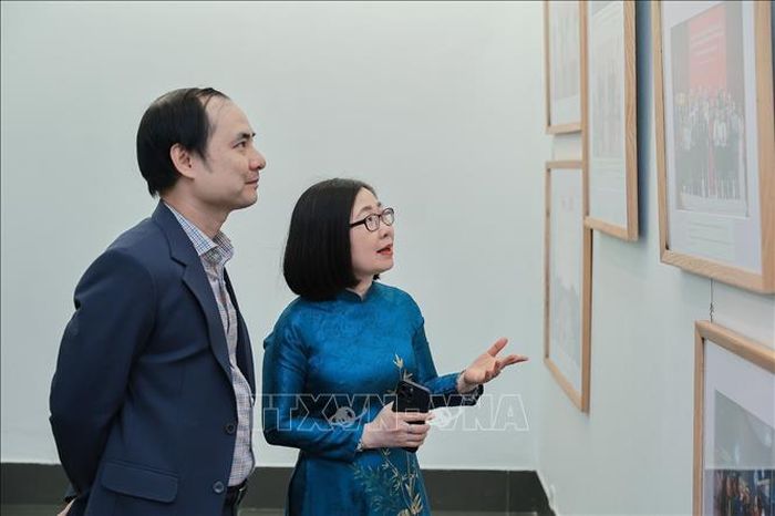 Các đại biểu tham quan Triển lãm.