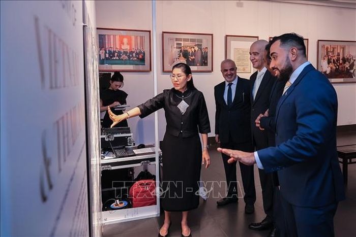 Các đại biểu tham quan Triển lãm.