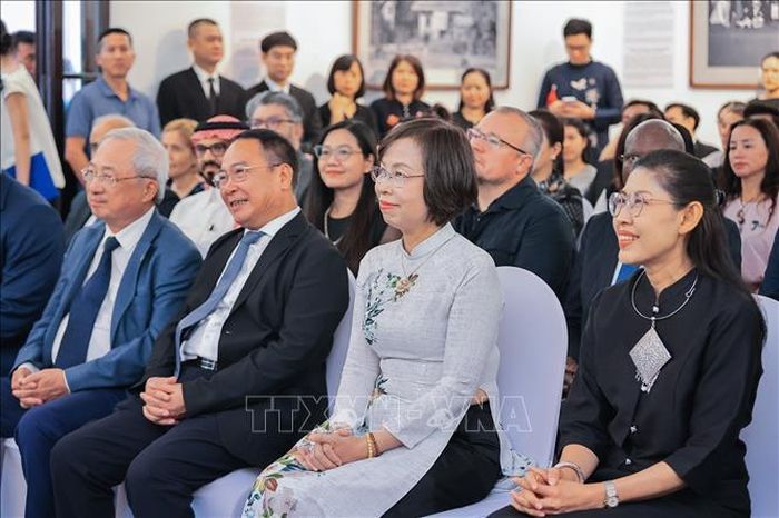 Đại sứ Thái Lan tại Việt Nam Urawadee Sriphiromya và Tổng giám đốc TTXVN Vũ Việt Trang cùng đại biểu tham dự khai mạc Triển lãm.