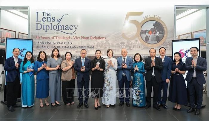 Đại sứ Thái Lan tại Việt Nam Urawadee Sriphiromya và Tổng giám đốc TTXVN Vũ Việt Trang cùng các đại biểu chụp ảnh kỷ niệm tại Triển lãm.