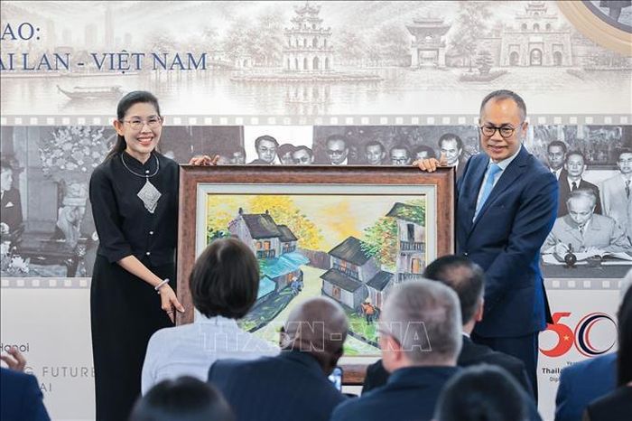 Ông Phan Chí Thành, nguyên Đại sứ Việt Nam tại Thái Lan trao tặng bức tranh lưu niệm cho Đại sứ Thái Lan tại Việt Nam Urawadee Sriphiromya.