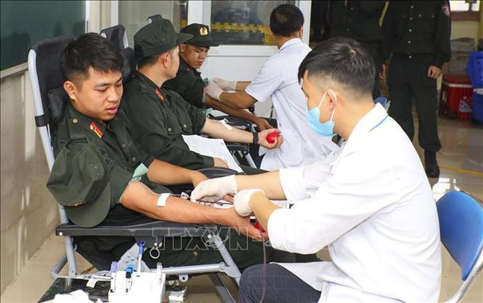 Cán bộ, chiến sĩ lực lượng vũ trang tích cực tham gia hiến máu tình nguyện tại Ngày hội hiến máu "Về miền Hoa Ban" năm 2026. Ảnh: Xuân Tư/TTXVN