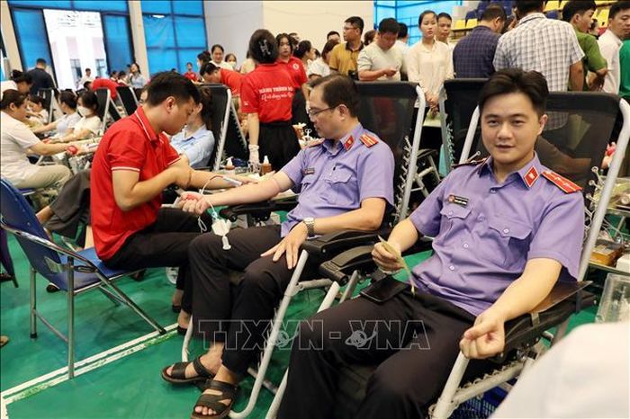 Chương trình thu hút đông đảo cán bộ, chiến sĩ và người dân tham gia hiến máu tình nguyện. Ảnh: Quang Cường/TTXVN